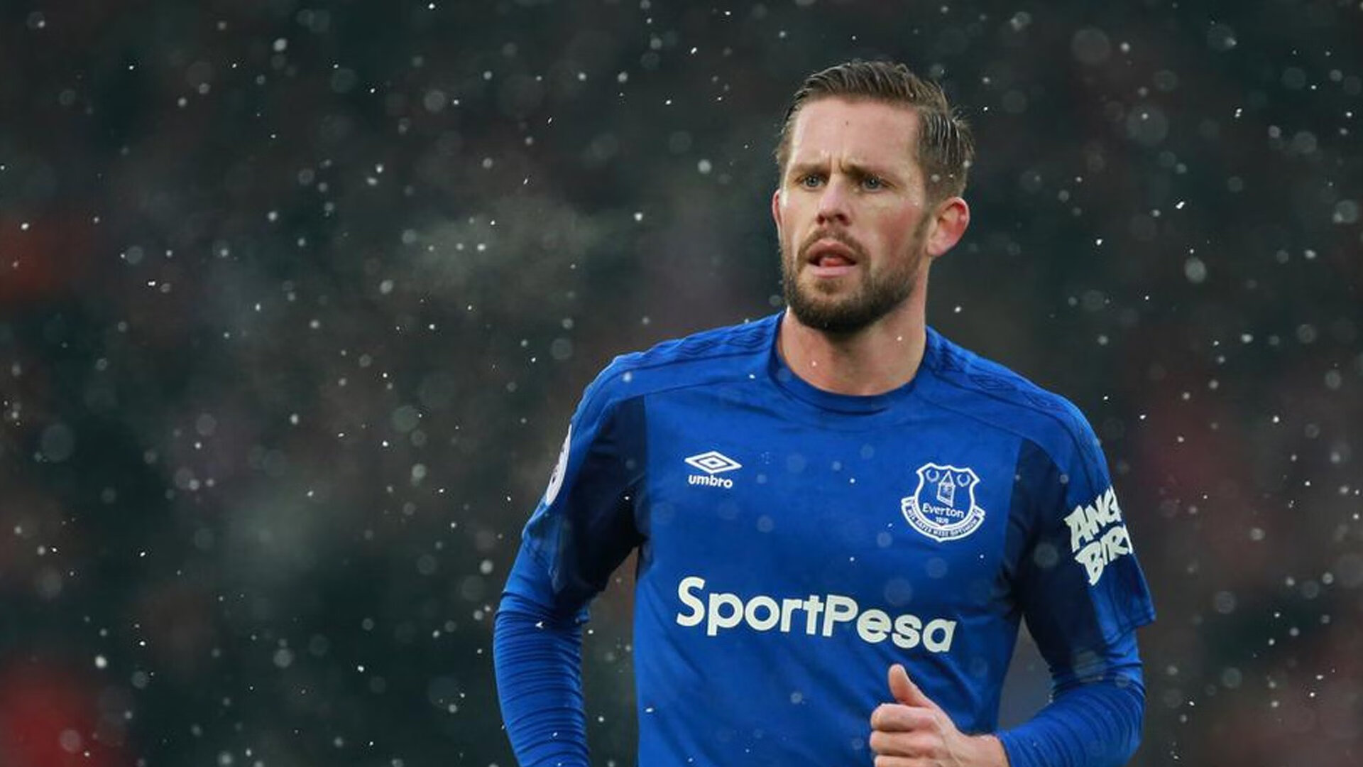 冷门与热火的协奏，当韩国撞碎森巴铁壁，莱万在另一边狂燃