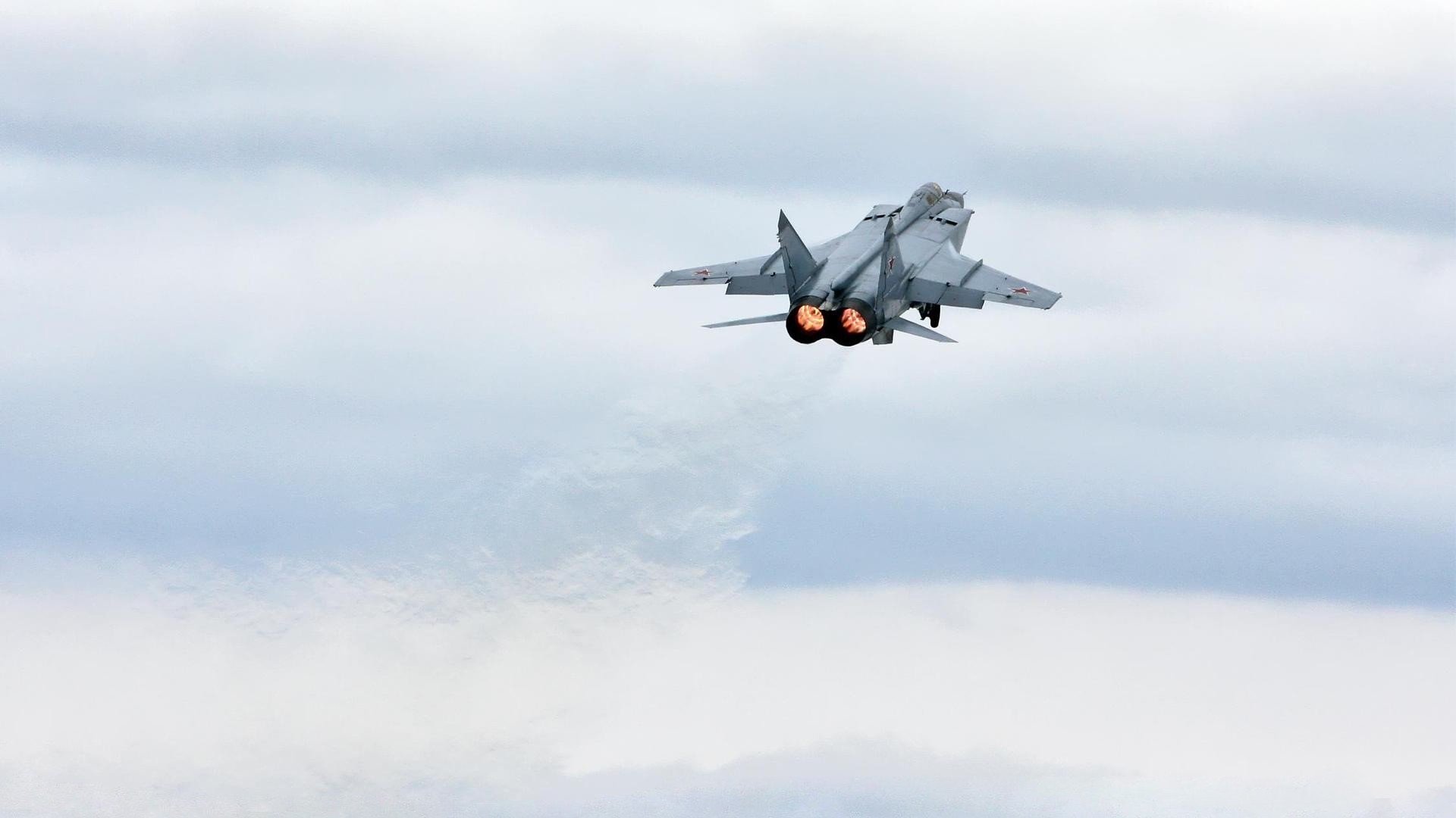 银箭绝境逆袭!塞恩斯全程领跑制霸红牛环,梅赛德斯最后一圈绝杀雷诺