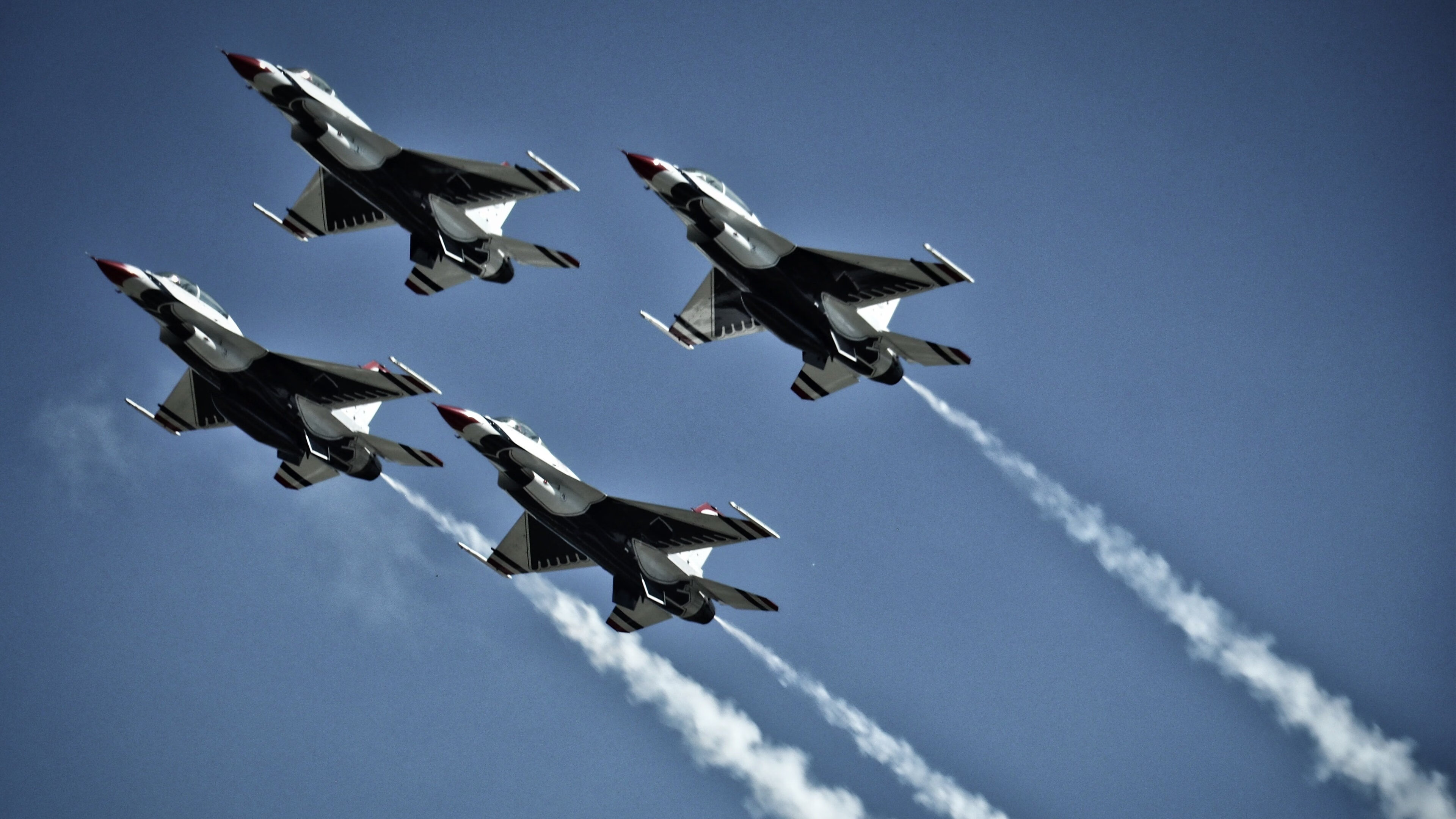 绿茵与街道同日奏响，当极致控制欲奏响双重狂想